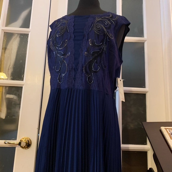 Reba...Another Stunner Dress - Picture 9 of 16